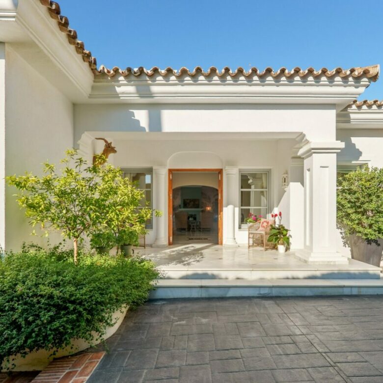 FOR SALE 🏡 Mediterranean Four-Bedroom Villa with Saltwater Pool and Rooftop Sea Views – Sierra Blanca, Golden Mile, Marbella 🇪🇸