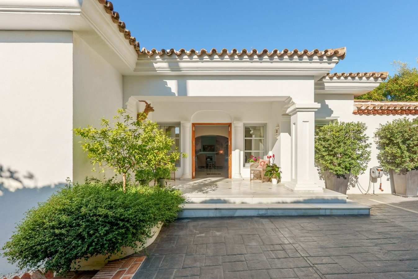 FOR SALE 🏡 Mediterranean Four-Bedroom Villa with Saltwater Pool and Rooftop Sea Views – Sierra Blanca, Golden Mile, Marbella 🇪🇸
