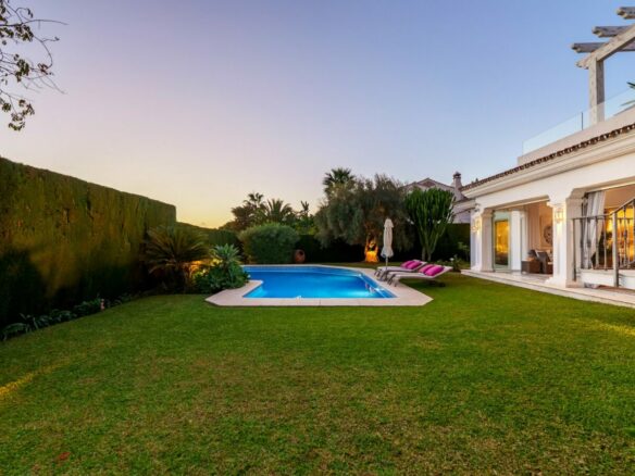 FOR SALE 🏡 Mediterranean Four-Bedroom Villa with Saltwater Pool and Rooftop Sea Views – Sierra Blanca, Golden Mile, Marbella 🇪🇸
