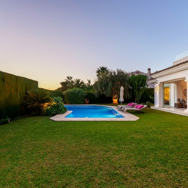 FOR SALE 🏡 Mediterranean Four-Bedroom Villa with Saltwater Pool and Rooftop Sea Views – Sierra Blanca, Golden Mile, Marbella 🇪🇸