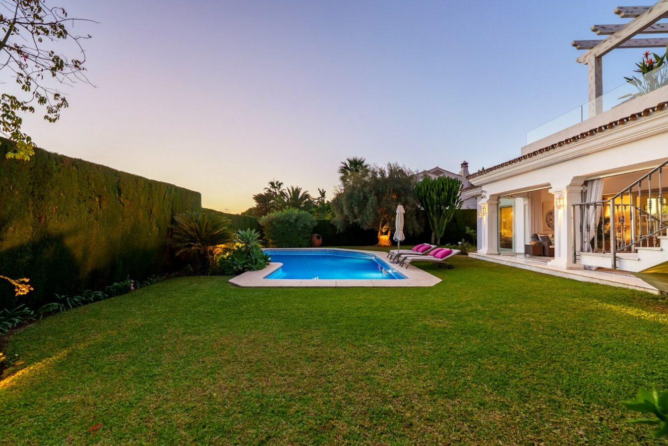 FOR SALE 🏡 Mediterranean Four-Bedroom Villa with Saltwater Pool and Rooftop Sea Views – Sierra Blanca, Golden Mile, Marbella 🇪🇸