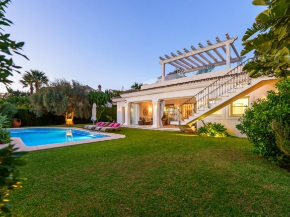 FOR SALE 🏡 Mediterranean Four-Bedroom Villa with Saltwater Pool and Rooftop Sea Views – Sierra Blanca, Golden Mile, Marbella 🇪🇸
