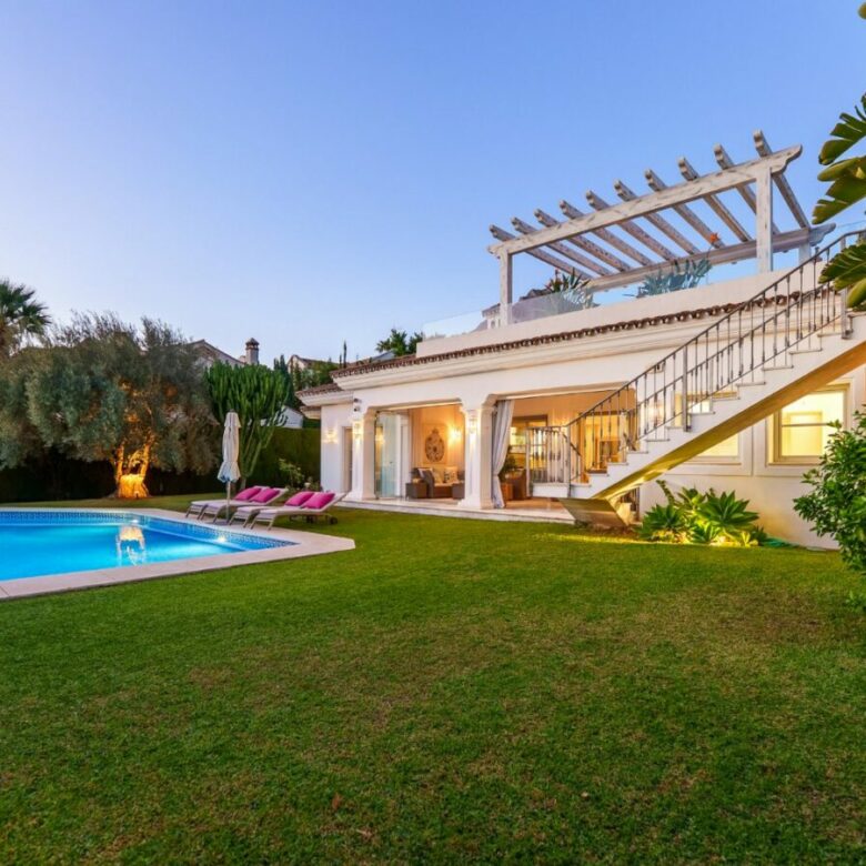 FOR SALE 🏡 Mediterranean Four-Bedroom Villa with Saltwater Pool and Rooftop Sea Views – Sierra Blanca, Golden Mile, Marbella 🇪🇸