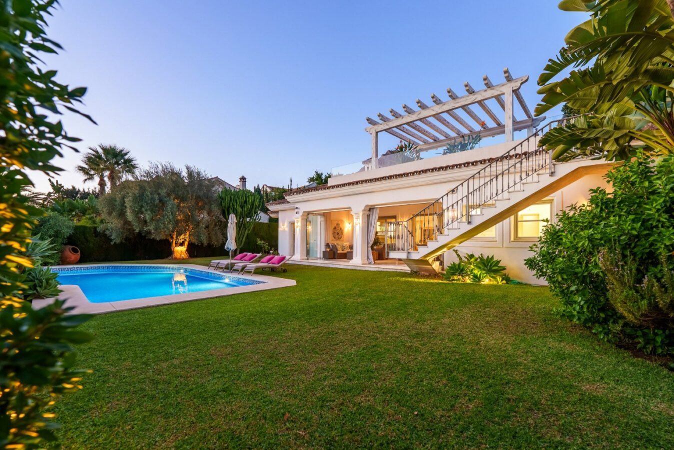 FOR SALE 🏡 Mediterranean Four-Bedroom Villa with Saltwater Pool and Rooftop Sea Views – Sierra Blanca, Golden Mile, Marbella 🇪🇸