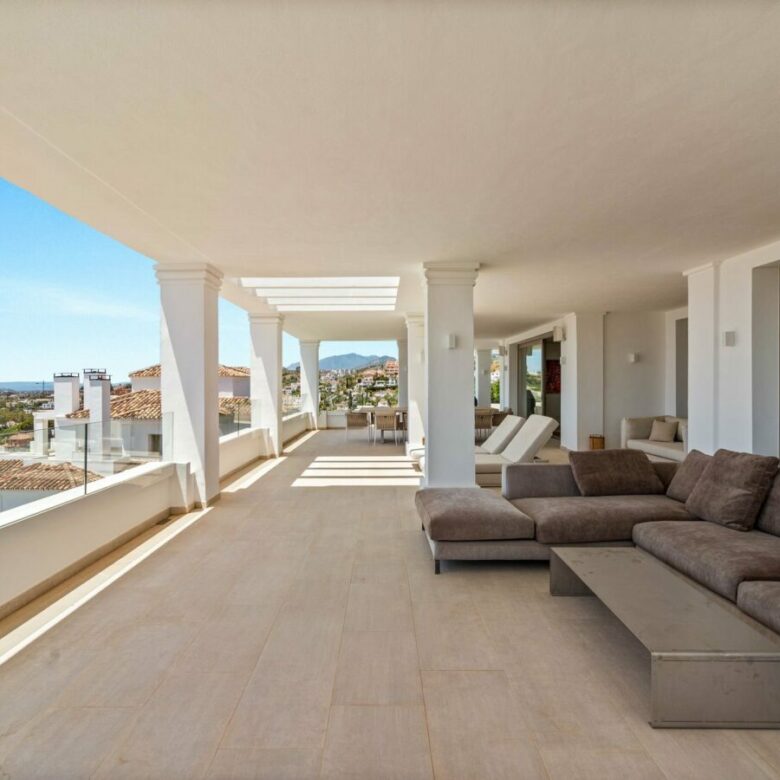 FOR SALE 🏡 Whole-Floor Apartment with Private Pool and Sea Views – Nueva Andalucía, Marbella 🇪🇸