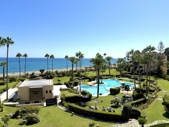 FOR SALE 🏡 Beachfront Penthouse with Private Pool and 219 m² of Terraces – New Golden Mile, Estepona 🇪🇸