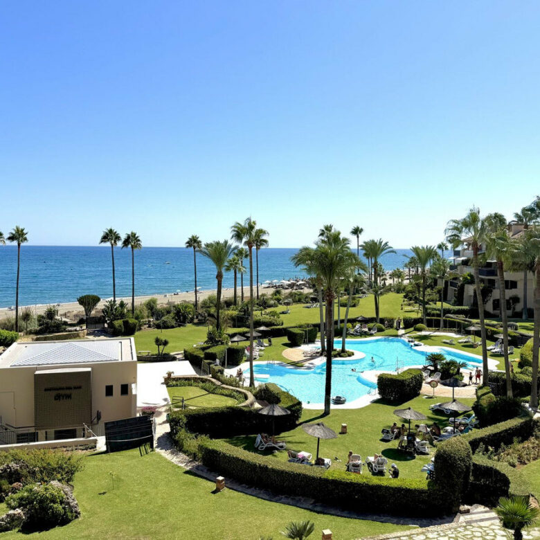 FOR SALE 🏡 Beachfront Penthouse with Private Pool and 219 m² of Terraces – New Golden Mile, Estepona 🇪🇸