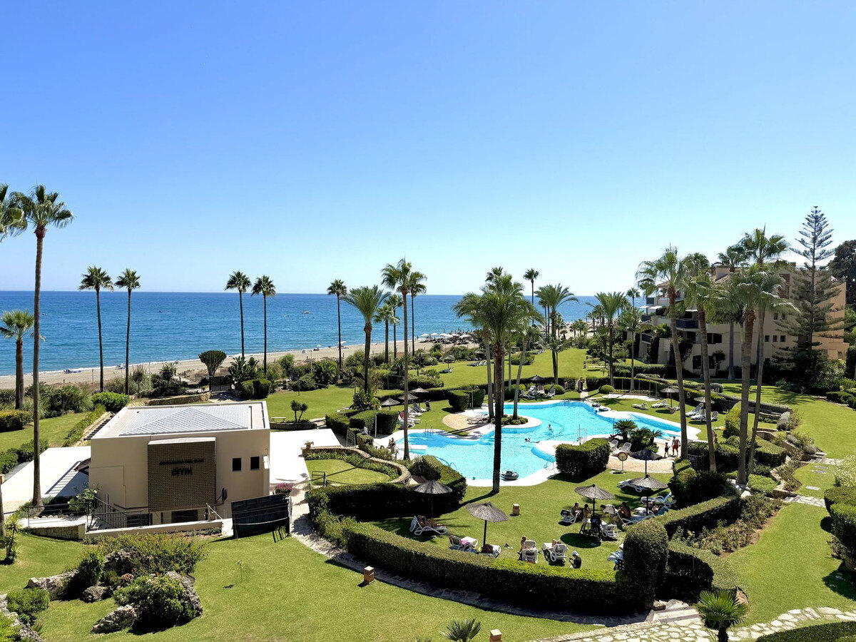 FOR SALE 🏡 Beachfront Penthouse with Private Pool and 219 m² of Terraces – New Golden Mile, Estepona 🇪🇸