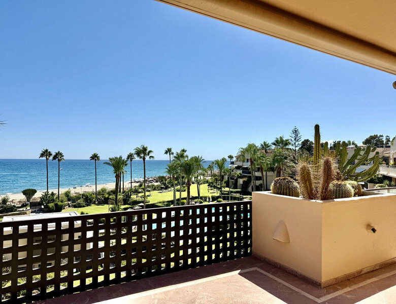 FOR SALE 🏡 Beachfront Penthouse with Private Pool and 219 m² of Terraces – New Golden Mile, Estepona 🇪🇸