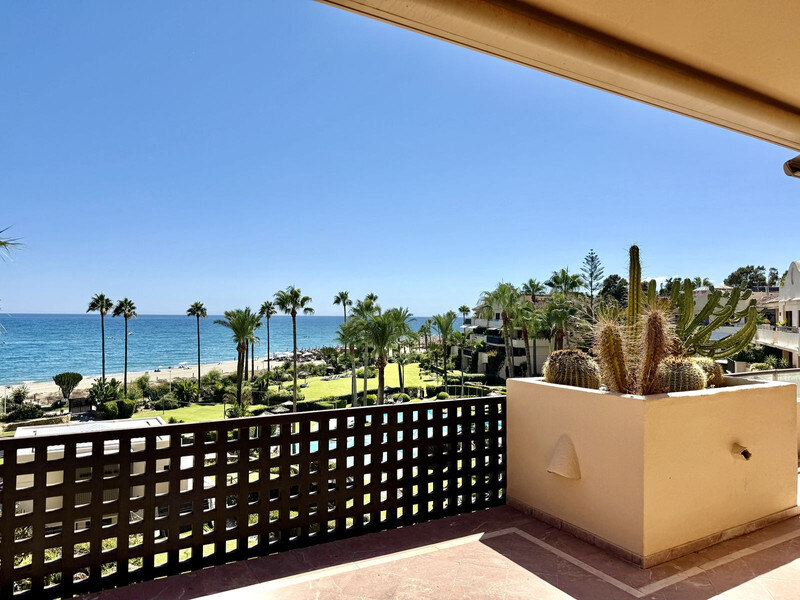FOR SALE 🏡 Beachfront Penthouse with Private Pool and 219 m² of Terraces – New Golden Mile, Estepona 🇪🇸