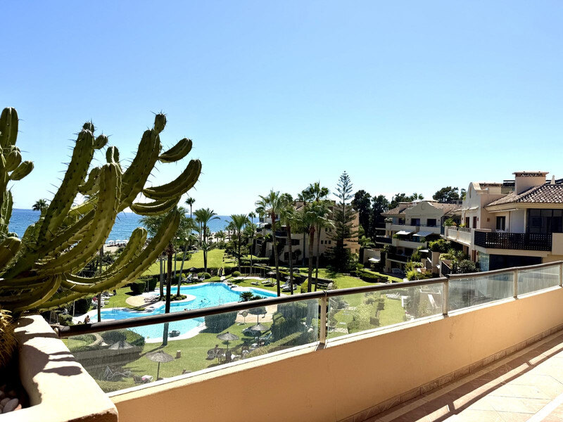 FOR SALE 🏡 Beachfront Penthouse with Private Pool and 219 m² of Terraces – New Golden Mile, Estepona 🇪🇸
