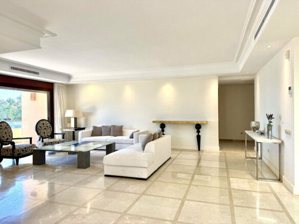FOR SALE 🏡 Beachfront Penthouse with Private Pool and 219 m² of Terraces – New Golden Mile, Estepona 🇪🇸