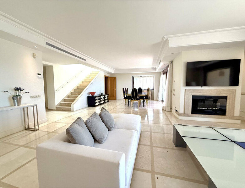 FOR SALE 🏡 Beachfront Penthouse with Private Pool and 219 m² of Terraces – New Golden Mile, Estepona 🇪🇸