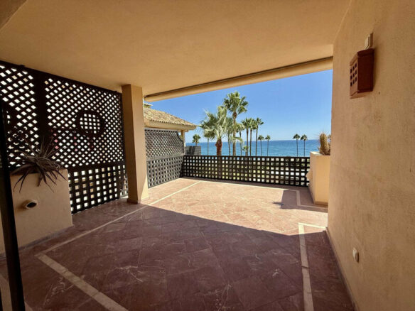 FOR SALE 🏡 Beachfront Penthouse with Private Pool and 219 m² of Terraces – New Golden Mile, Estepona 🇪🇸