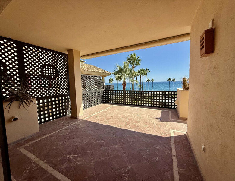 FOR SALE 🏡 Beachfront Penthouse with Private Pool and 219 m² of Terraces – New Golden Mile, Estepona 🇪🇸