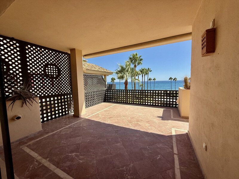 FOR SALE 🏡 Beachfront Penthouse with Private Pool and 219 m² of Terraces – New Golden Mile, Estepona 🇪🇸