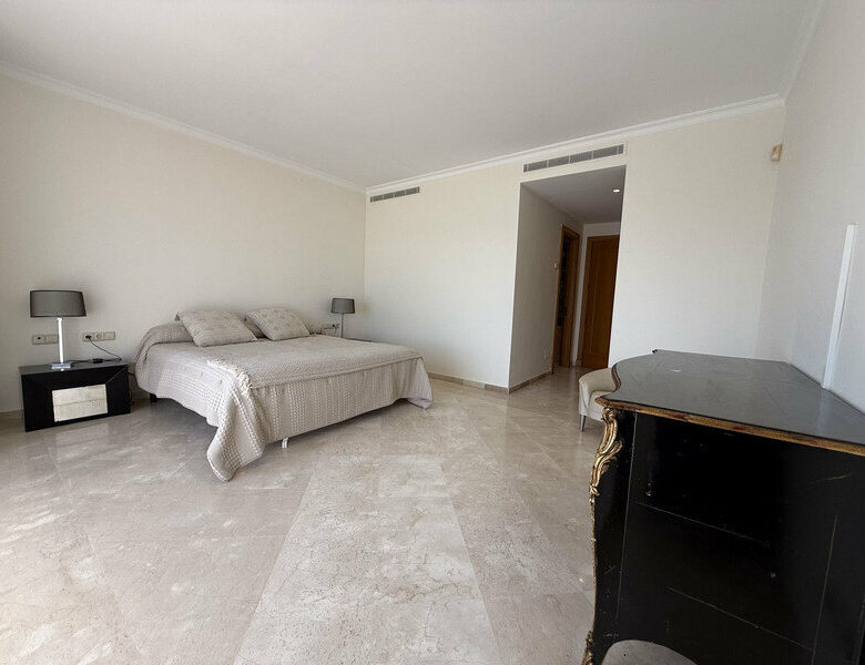 FOR SALE 🏡 Beachfront Penthouse with Private Pool and 219 m² of Terraces – New Golden Mile, Estepona 🇪🇸