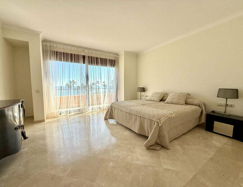 FOR SALE 🏡 Beachfront Penthouse with Private Pool and 219 m² of Terraces – New Golden Mile, Estepona 🇪🇸