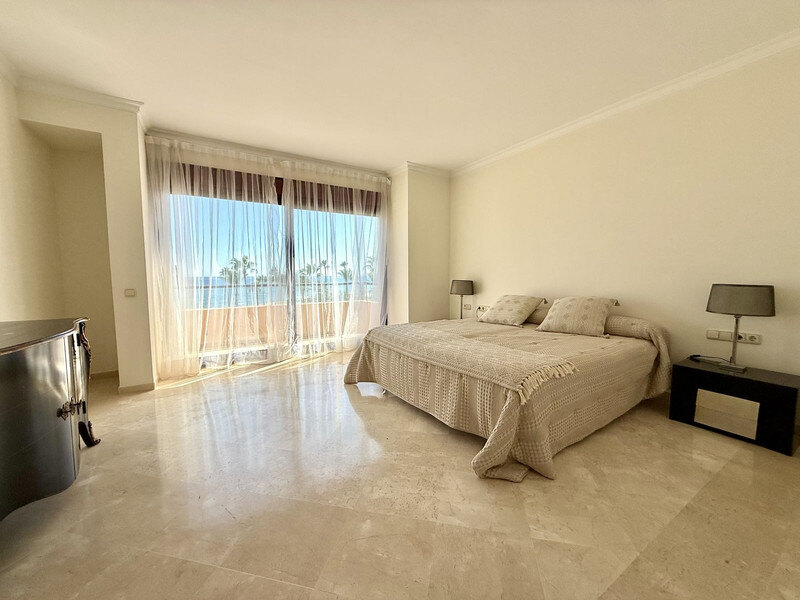 FOR SALE 🏡 Beachfront Penthouse with Private Pool and 219 m² of Terraces – New Golden Mile, Estepona 🇪🇸