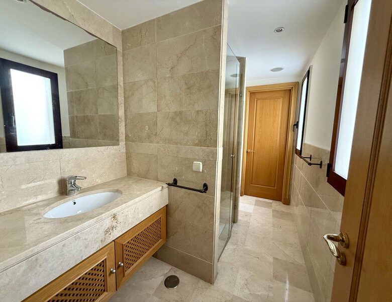 FOR SALE 🏡 Beachfront Penthouse with Private Pool and 219 m² of Terraces – New Golden Mile, Estepona 🇪🇸