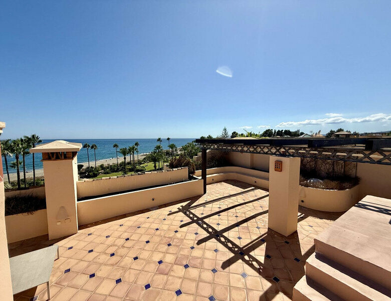FOR SALE 🏡 Beachfront Penthouse with Private Pool and 219 m² of Terraces – New Golden Mile, Estepona 🇪🇸