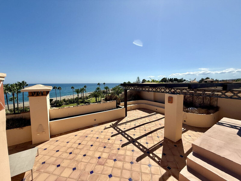 FOR SALE 🏡 Beachfront Penthouse with Private Pool and 219 m² of Terraces – New Golden Mile, Estepona 🇪🇸