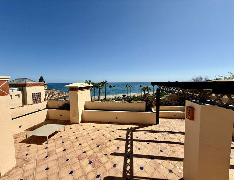 FOR SALE 🏡 Beachfront Penthouse with Private Pool and 219 m² of Terraces – New Golden Mile, Estepona 🇪🇸