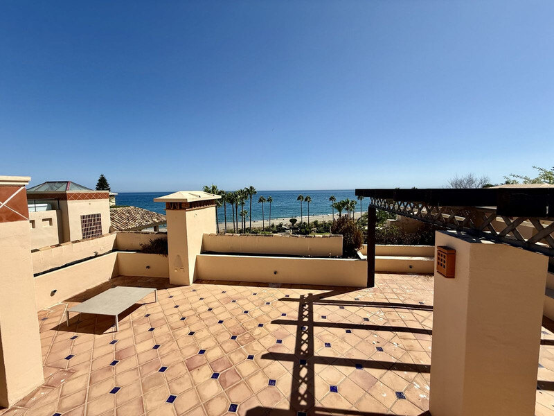 FOR SALE 🏡 Beachfront Penthouse with Private Pool and 219 m² of Terraces – New Golden Mile, Estepona 🇪🇸