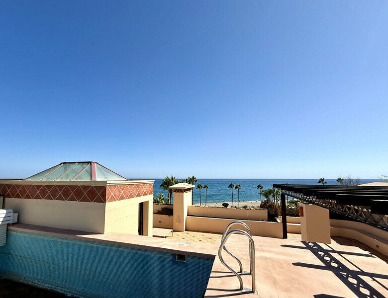 FOR SALE 🏡 Beachfront Penthouse with Private Pool and 219 m² of Terraces – New Golden Mile, Estepona 🇪🇸