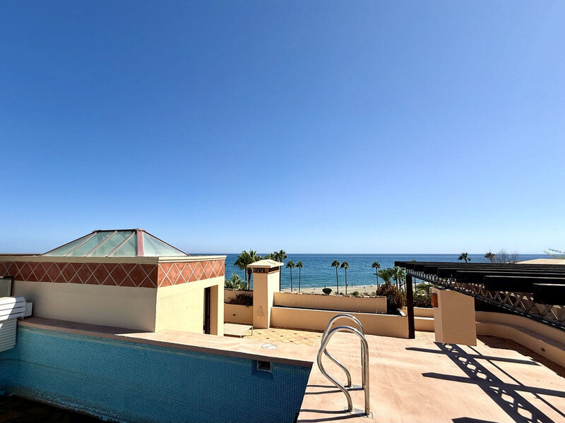 FOR SALE 🏡 Beachfront Penthouse with Private Pool and 219 m² of Terraces – New Golden Mile, Estepona 🇪🇸