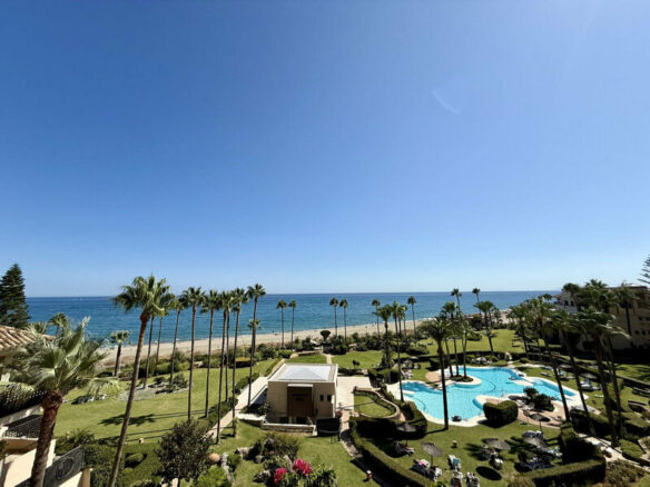 FOR SALE 🏡 Beachfront Penthouse with Private Pool and 219 m² of Terraces – New Golden Mile, Estepona 🇪🇸