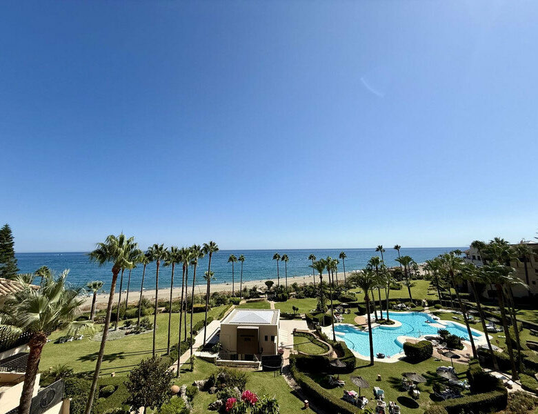 FOR SALE 🏡 Beachfront Penthouse with Private Pool and 219 m² of Terraces – New Golden Mile, Estepona 🇪🇸