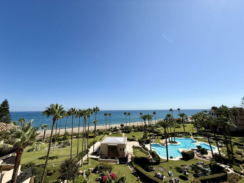 FOR SALE 🏡 Beachfront Penthouse with Private Pool and 219 m² of Terraces – New Golden Mile, Estepona 🇪🇸