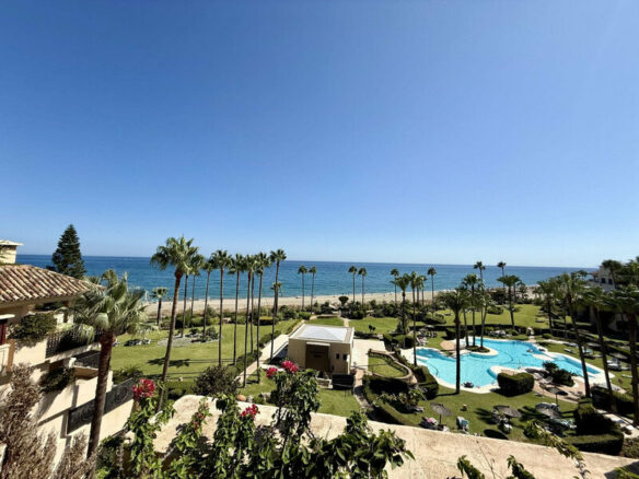 FOR SALE 🏡 Beachfront Penthouse with Private Pool and 219 m² of Terraces – New Golden Mile, Estepona 🇪🇸