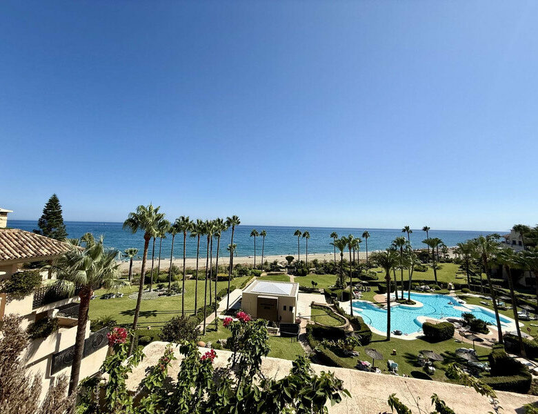 FOR SALE 🏡 Beachfront Penthouse with Private Pool and 219 m² of Terraces – New Golden Mile, Estepona 🇪🇸