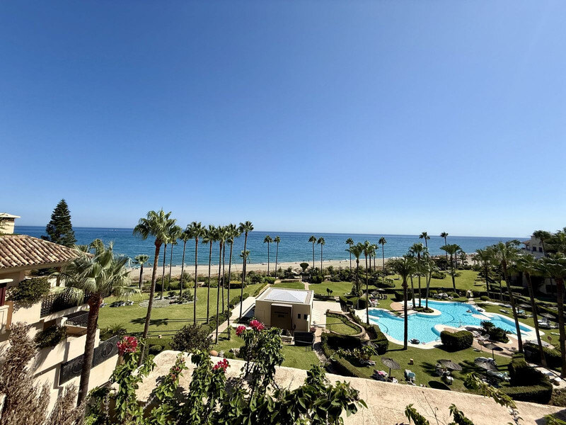 FOR SALE 🏡 Beachfront Penthouse with Private Pool and 219 m² of Terraces – New Golden Mile, Estepona 🇪🇸