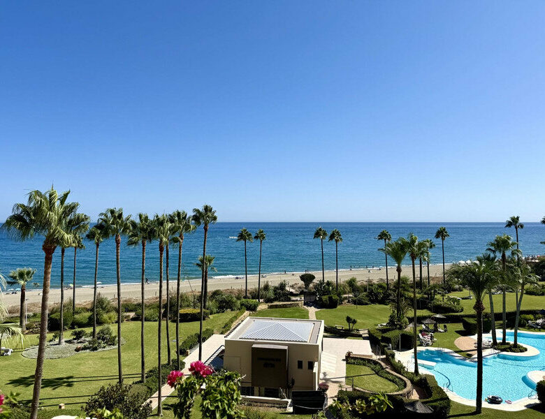 FOR SALE 🏡 Beachfront Penthouse with Private Pool and 219 m² of Terraces – New Golden Mile, Estepona 🇪🇸