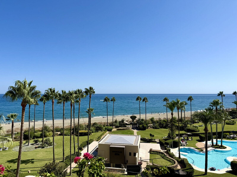 FOR SALE 🏡 Beachfront Penthouse with Private Pool and 219 m² of Terraces – New Golden Mile, Estepona 🇪🇸
