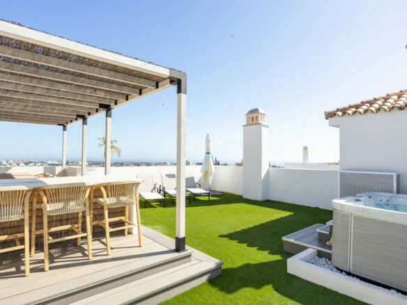 FOR SALE 🏡 Three-Bedroom Penthouse with Rooftop Jacuzzi and 270° Sea Views – El Paraíso, Estepona 🇪🇸