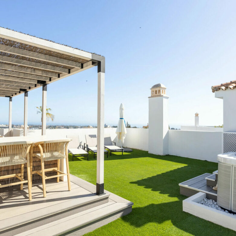 FOR SALE 🏡 Three-Bedroom Penthouse with Rooftop Jacuzzi and 270° Sea Views – El Paraíso, Estepona 🇪🇸