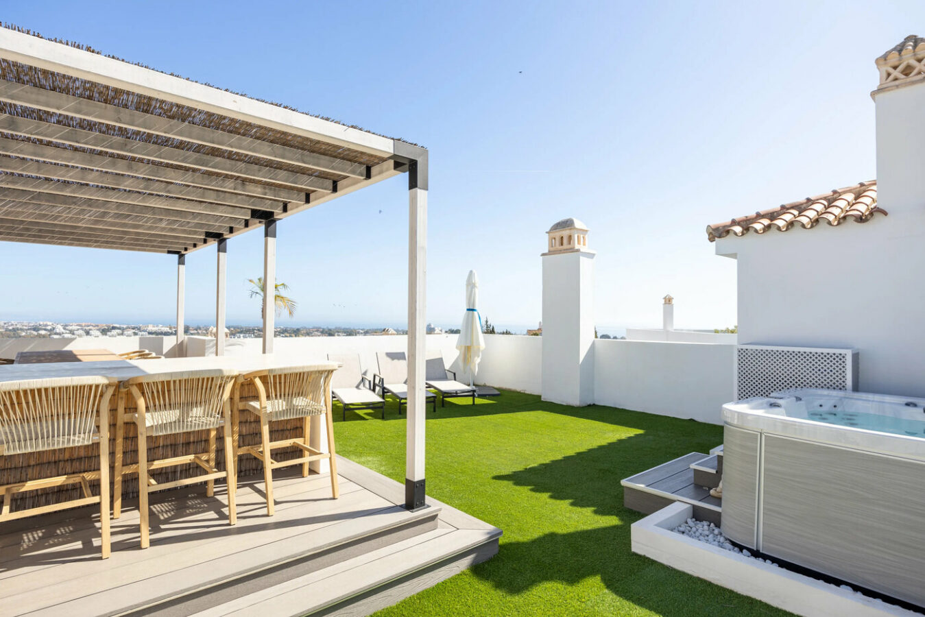 FOR SALE 🏡 Three-Bedroom Penthouse with Rooftop Jacuzzi and 270° Sea Views – El Paraíso, Estepona 🇪🇸