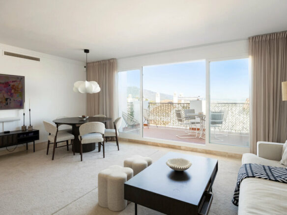 FOR SALE 🏡 Three-Bedroom Penthouse with Rooftop Jacuzzi and 270° Sea Views – El Paraíso, Estepona 🇪🇸