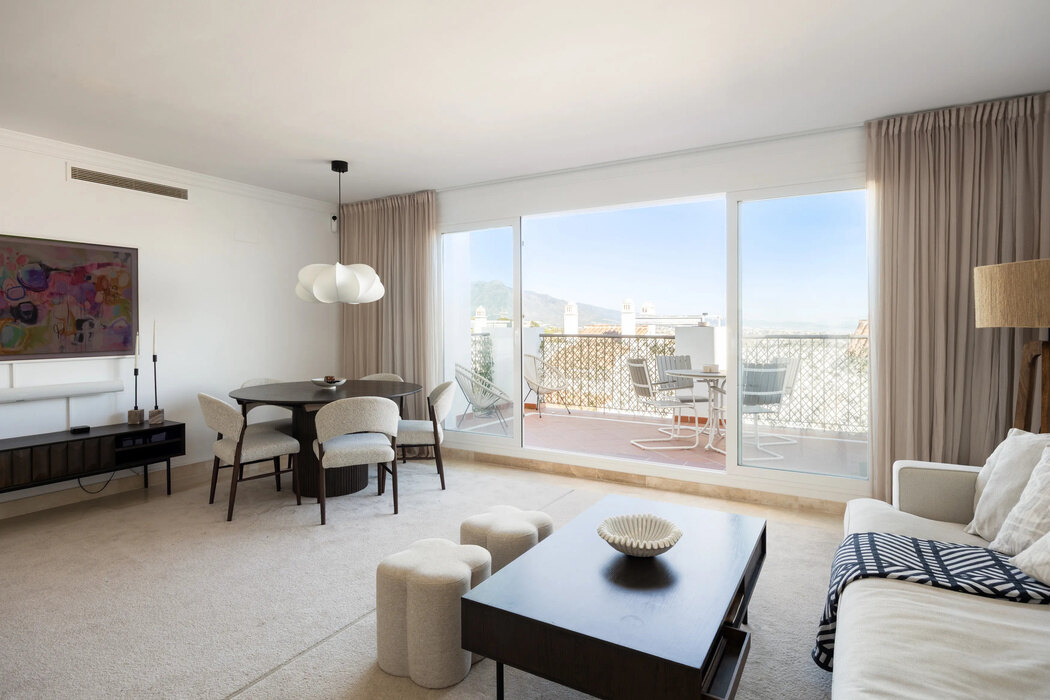FOR SALE 🏡 Three-Bedroom Penthouse with Rooftop Jacuzzi and 270° Sea Views – El Paraíso, Estepona 🇪🇸
