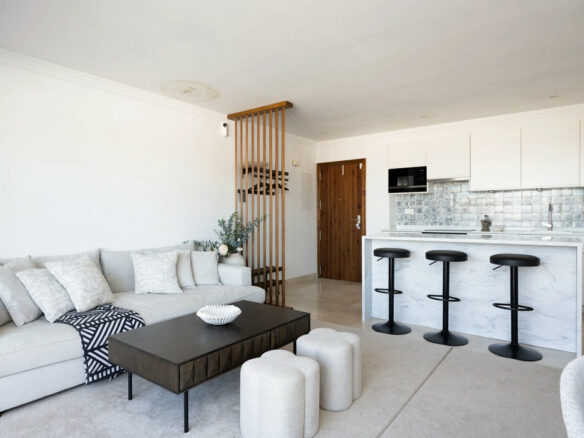 FOR SALE 🏡 Three-Bedroom Penthouse with Rooftop Jacuzzi and 270° Sea Views – El Paraíso, Estepona 🇪🇸