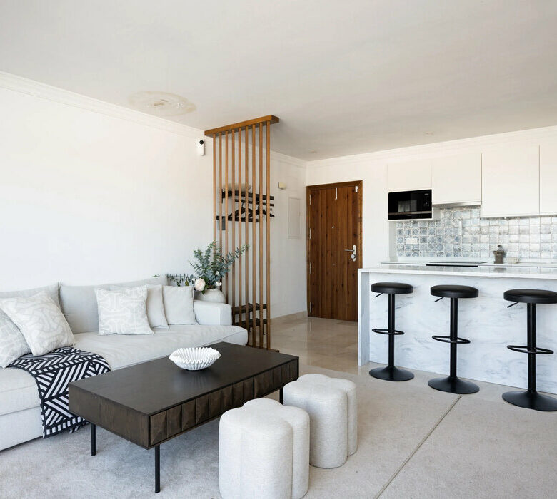 FOR SALE 🏡 Three-Bedroom Penthouse with Rooftop Jacuzzi and 270° Sea Views – El Paraíso, Estepona 🇪🇸