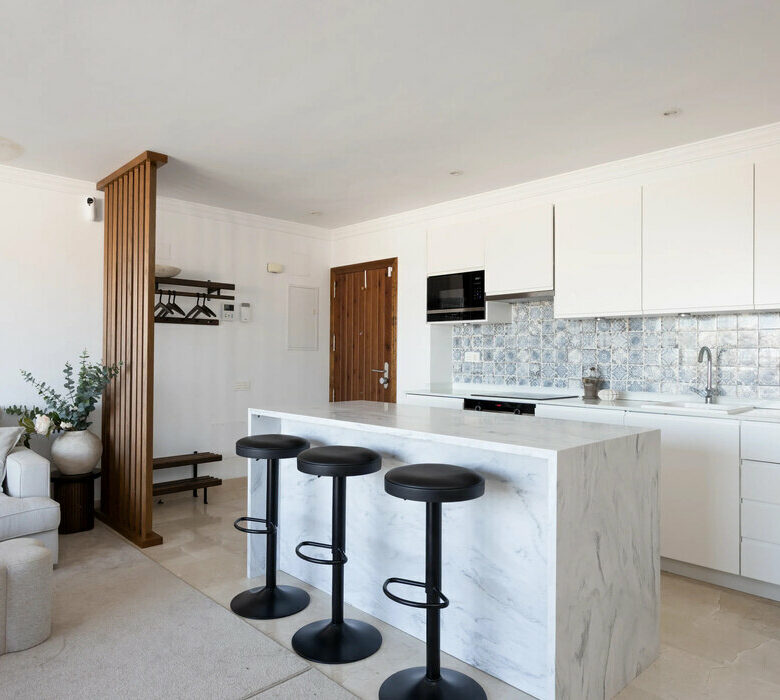 FOR SALE 🏡 Three-Bedroom Penthouse with Rooftop Jacuzzi and 270° Sea Views – El Paraíso, Estepona 🇪🇸