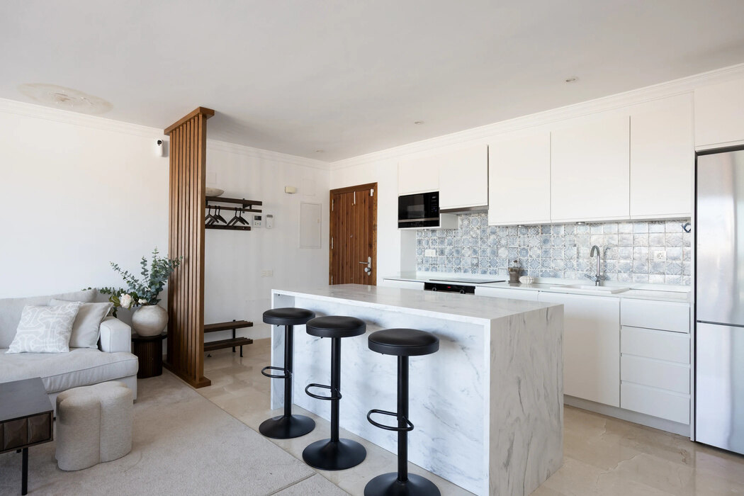 FOR SALE 🏡 Three-Bedroom Penthouse with Rooftop Jacuzzi and 270° Sea Views – El Paraíso, Estepona 🇪🇸