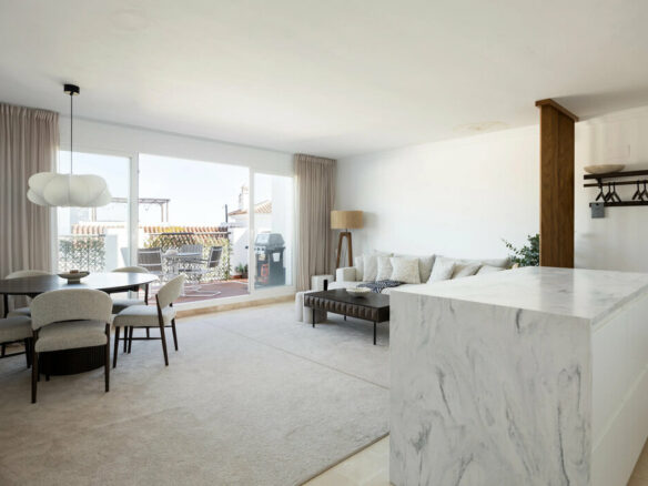 FOR SALE 🏡 Three-Bedroom Penthouse with Rooftop Jacuzzi and 270° Sea Views – El Paraíso, Estepona 🇪🇸