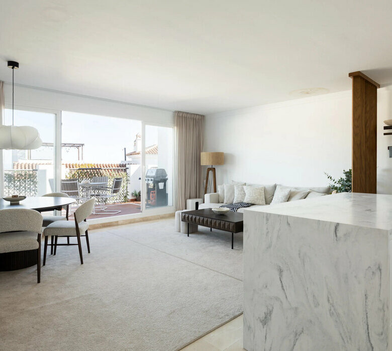 FOR SALE 🏡 Three-Bedroom Penthouse with Rooftop Jacuzzi and 270° Sea Views – El Paraíso, Estepona 🇪🇸