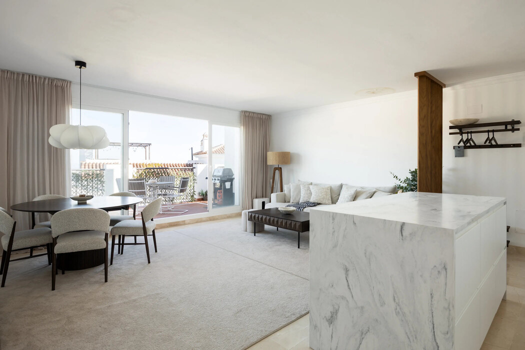 FOR SALE 🏡 Three-Bedroom Penthouse with Rooftop Jacuzzi and 270° Sea Views – El Paraíso, Estepona 🇪🇸